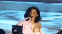 Raperka Cardi B była jedną z gwiazd MTV VMA 2017. Oprócz swojego występu, zapowiadała także wejście scenę Demi Lovato. Gdy to robiła, jej sukienka zaczęła zsuwać się z ramienia, prawie odsłaniając jej pierś. Raperka w ostatniej chwili zorientowała się, co się dzieje i zdążyła zasłonić biust, dokończyć przemowę, a następnie uporać się z usterką. 