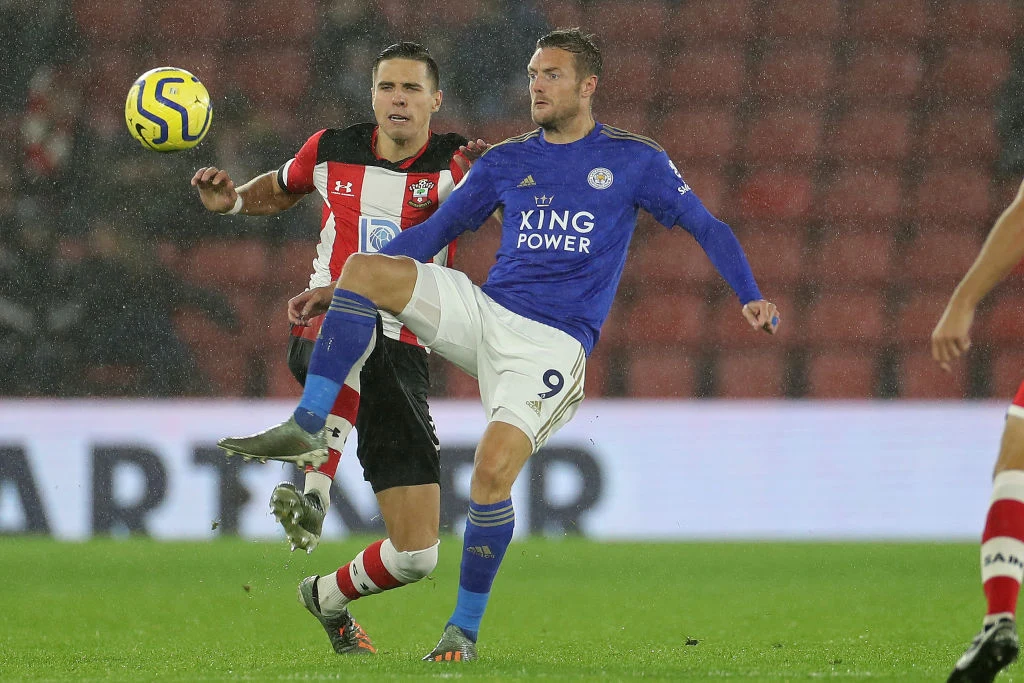 Jan Bednarek (z lewej) kontra Jamie Vardy Jan Bednarek (z lewej) kontra Jamie Vardy