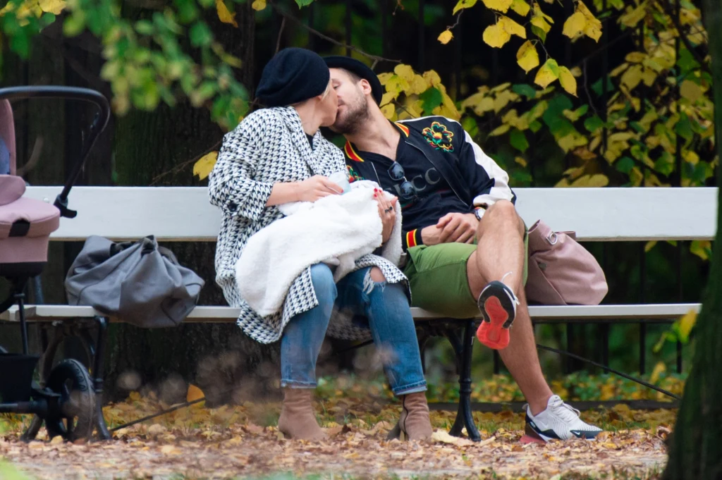 Kasia Warnke i Piotr Stramowski z dzieckiem na spacerze w parku