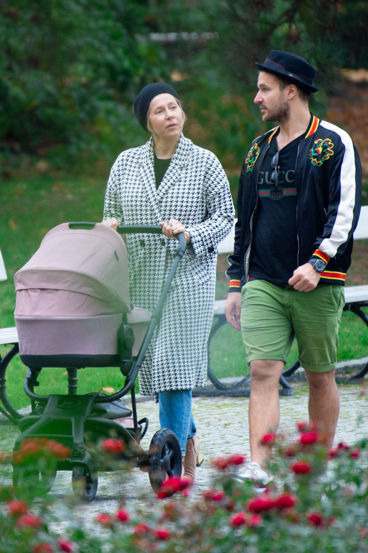 Kasia Warnke i Piotr Stramowski z dzieckiem na spacerze w parku