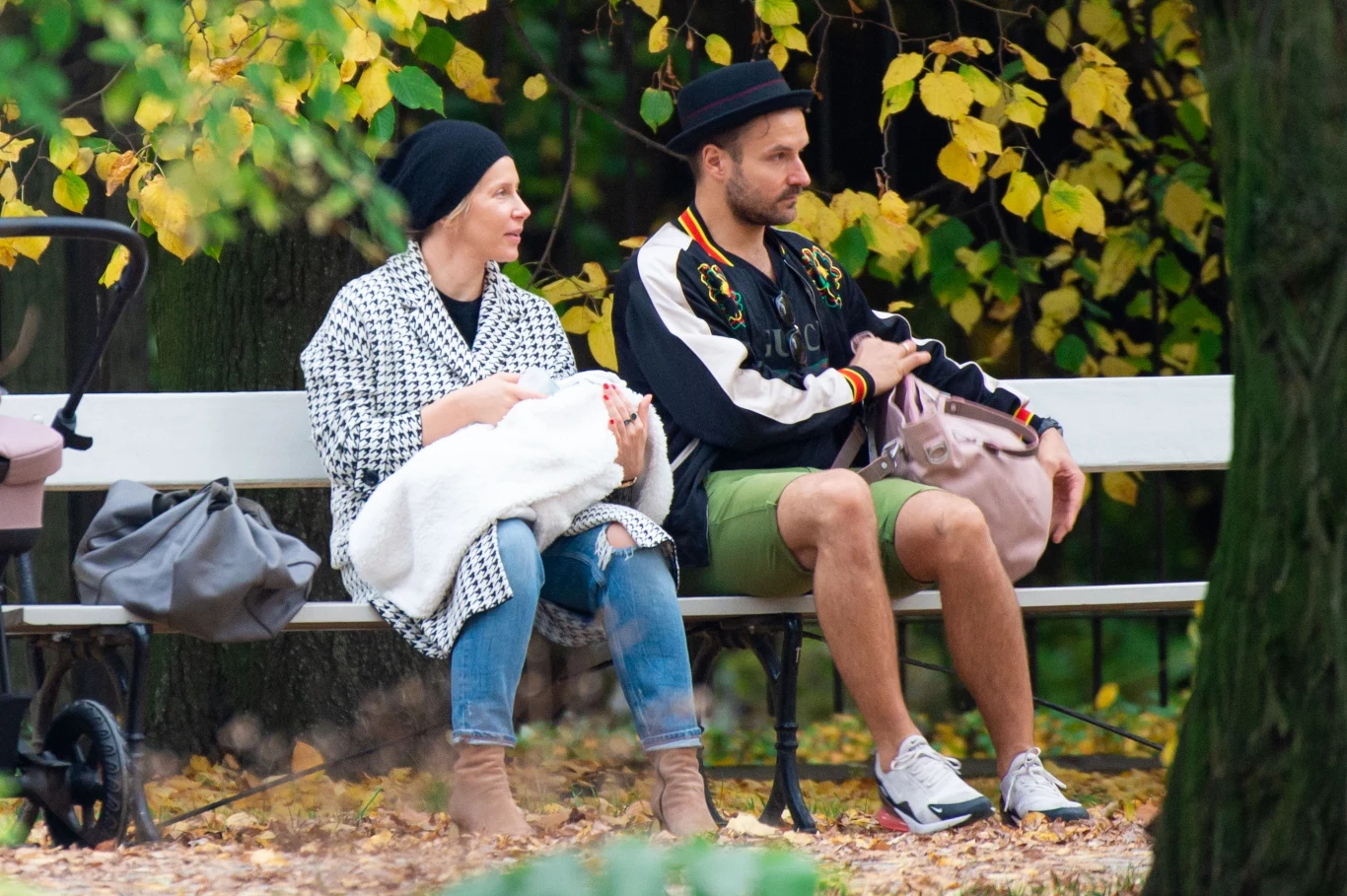 Kasia Warnke i Piotr Stramowski z dzieckiem na spacerze w parku