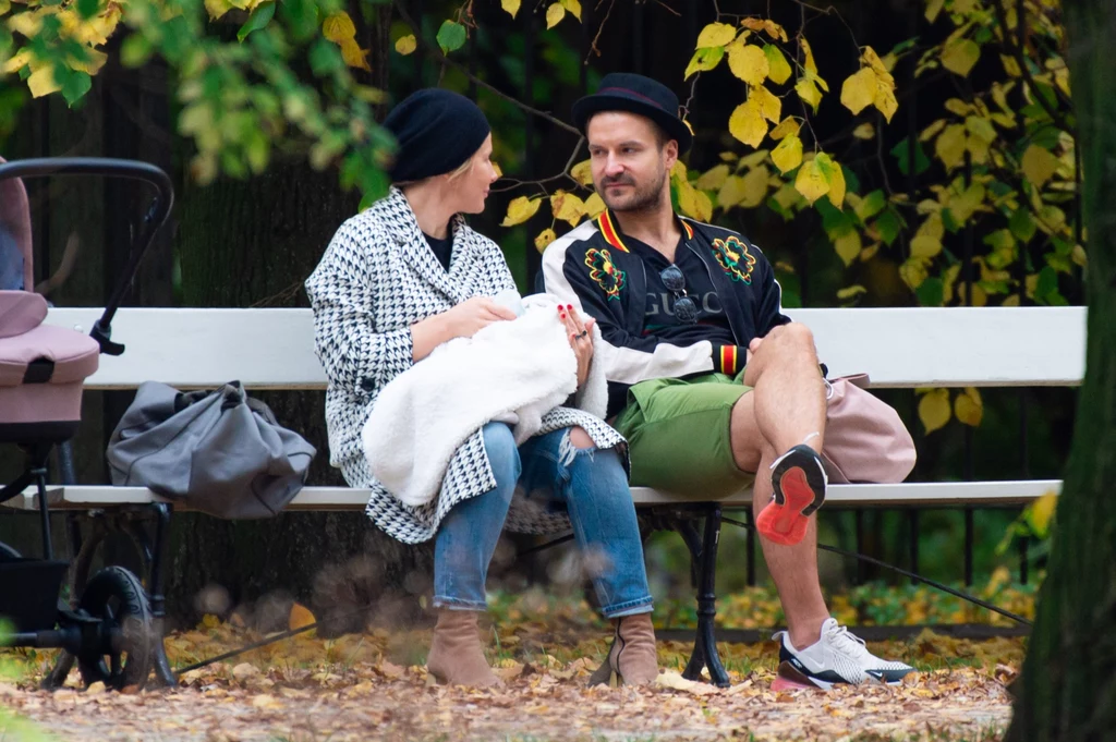 Kasia Warnke i Piotr Stramowski z dzieckiem na spacerze w parku
