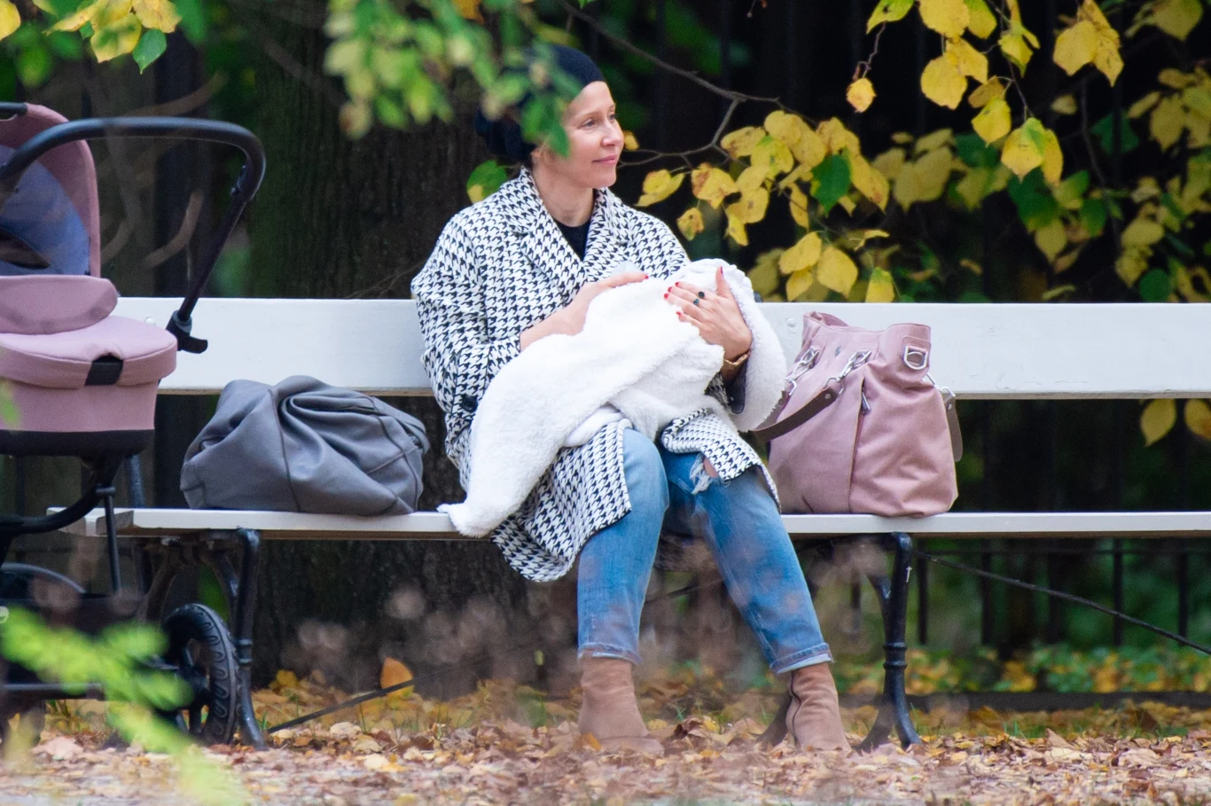 Kasia Warnke z dzieckiem w parku Kasia Warnke z dzieckiem w parku
