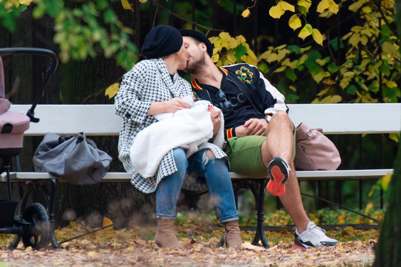 Kasia Warnke i Piotr Stramowski z dzieckiem na spacerze w parku