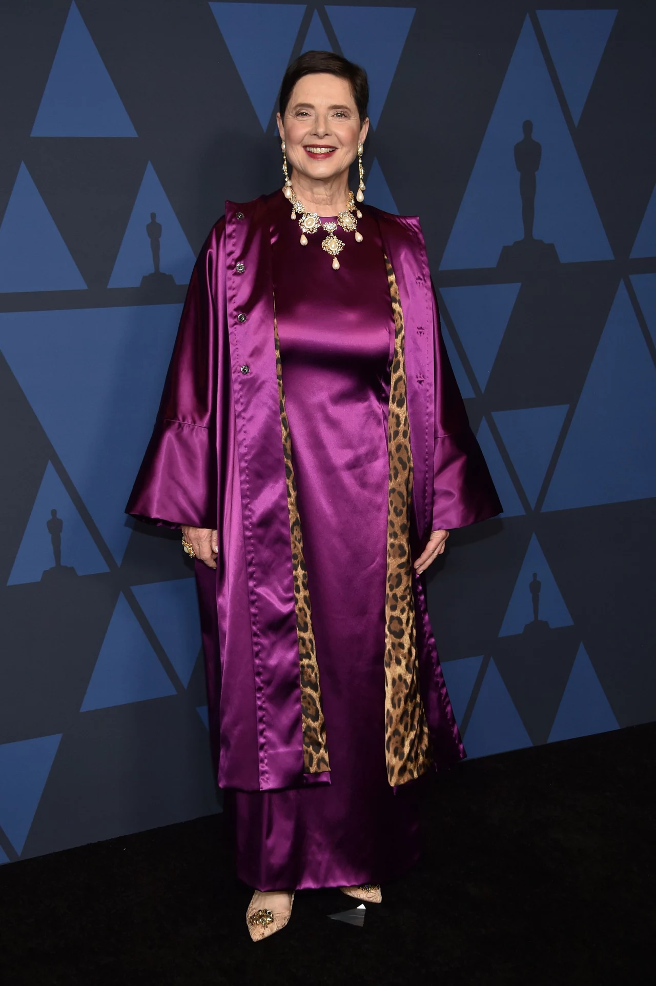 Isabella Rossellini naprawdę zaszalała! Mimo, że brytyjska aktorka zbliża się już do siedemdziesiątki, nie boi się eksperymentować z wizerunkiem. Do i tak już wystarczająco krzykliwego stroju dobrała jeszcze bardziej wyrazistą biżuterię. Isabella Rossellini naprawdę zaszalała! Mimo, że brytyjska aktorka zbliża się już do siedemdziesiątki, nie boi się eksperymentować z wizerunkiem. Do i tak już wystarczająco krzykliwego stroju dobrała jeszcze bardziej wyrazistą biżuterię.