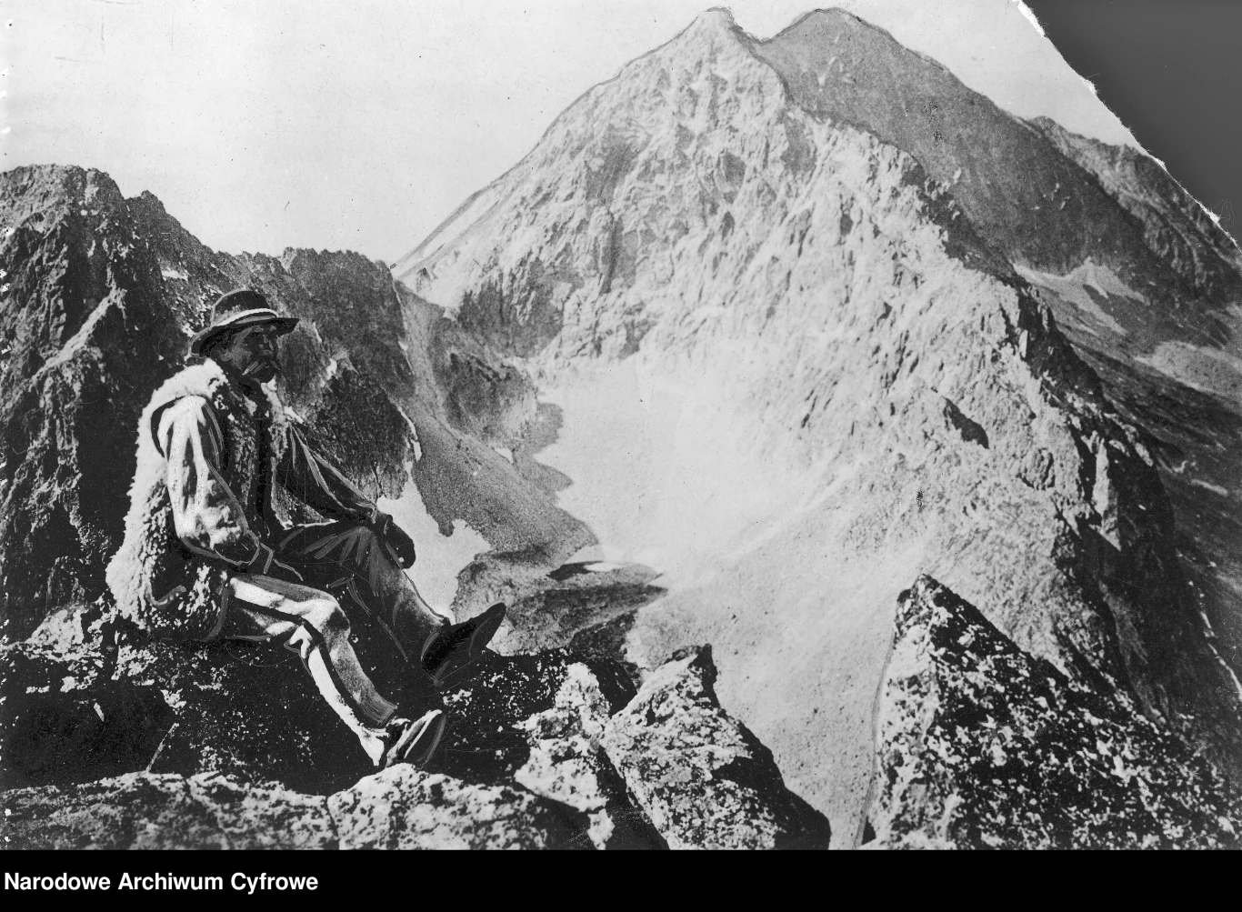Klemens (Klimek) Bachleda, ratownik TOPR. Reprodukcja fotografii M. Karłowicza z 1906 r. przedstawiająca widok z Pośredniej Grani na Lodowy Klemens (Klimek) Bachleda, ratownik TOPR. Reprodukcja fotografii M. Karłowicza z 1906 r. przedstawiająca widok z Pośredniej Grani na Lodowy