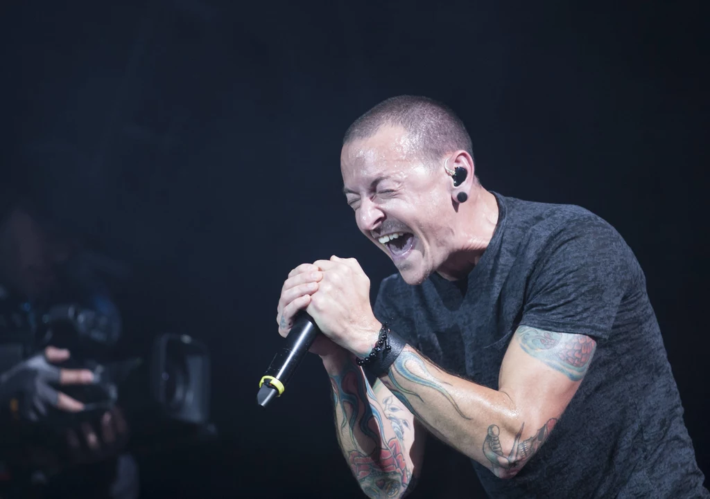Chester Bennington powiesił się 20 lipca 2017 roku. W środowisku muzycznym muzyk był uznawany za jednego z najlepszych wokalistów wszech czasów. Śpiewał w amerykańskim zespole Linkin Park. Chester Bennington powiesił się 20 lipca 2017 roku. W środowisku muzycznym muzyk był uznawany za jednego z najlepszych wokalistów wszech czasów. Śpiewał w amerykańskim zespole Linkin Park.