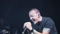 Chester Bennington powiesił się 20 lipca 2017 roku. 

W środowisku muzycznym muzyk był uznawany za jednego z najlepszych wokalistów wszech czasów. Śpiewał w amerykańskim zespole Linkin Park. 