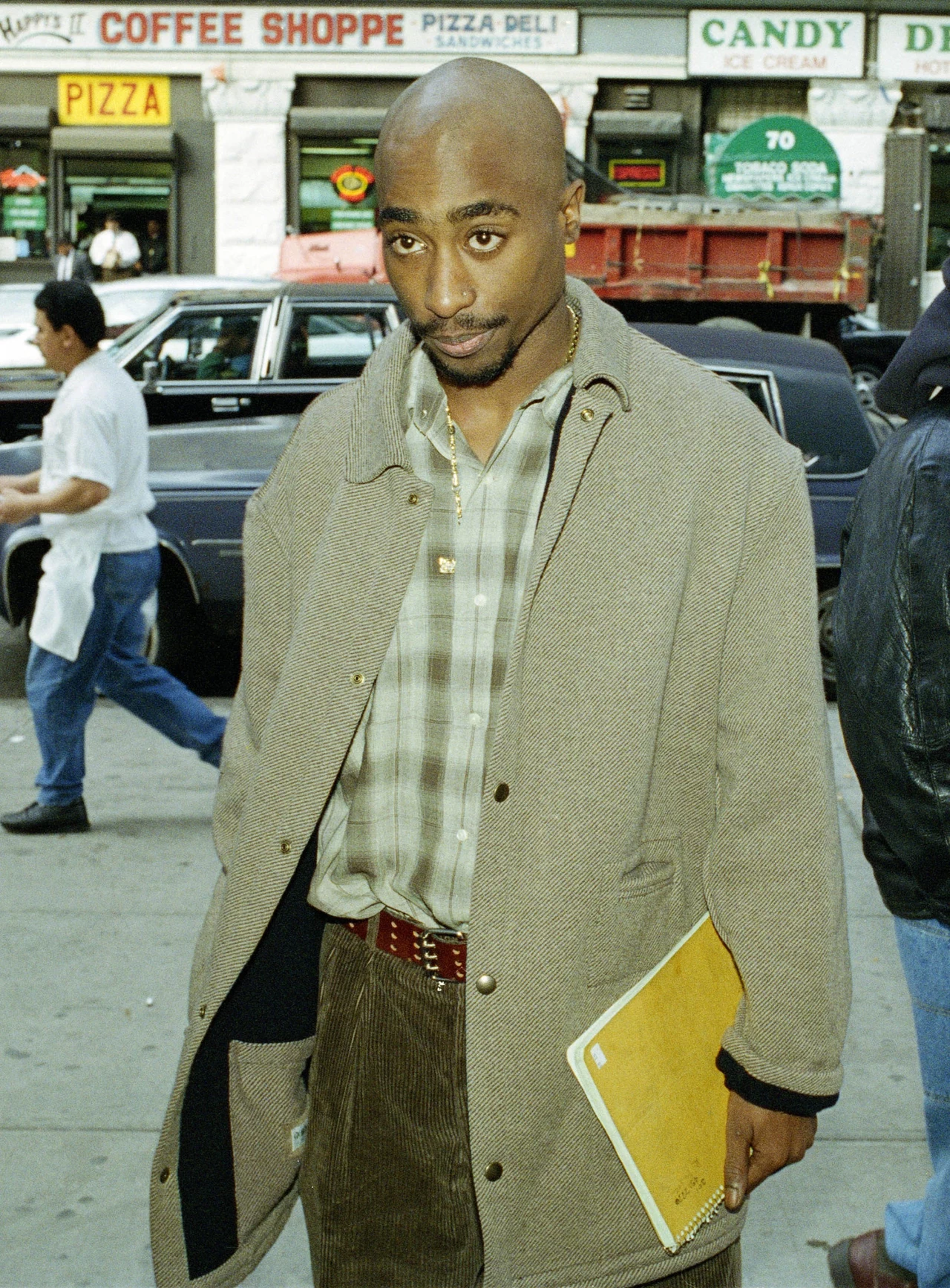 Tupac Shakur został wielokrotnie postrzelony 13 września 1996 roku w Las Vegas przed hotelem "Maxim". Zmarł w szpitalu na kilka dni po tragicznym zajściu, w wyniku odniesionych obrażeń. Tupac Shakur został wielokrotnie postrzelony 13 września 1996 roku w Las Vegas przed hotelem "Maxim". Zmarł w szpitalu na kilka dni po tragicznym zajściu, w wyniku odniesionych obrażeń.