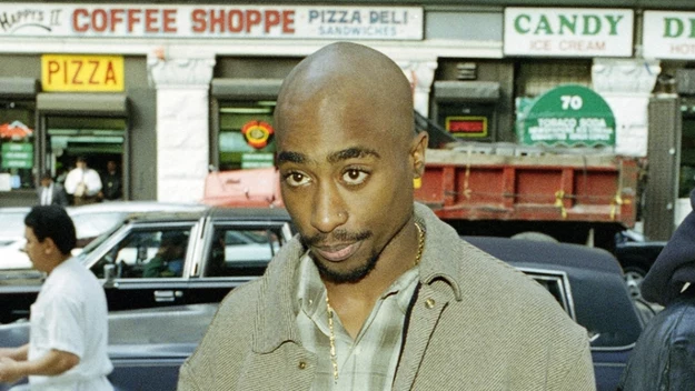 Tupac Shakur został wielokrotnie postrzelony 13 września 1996 roku w Las Vegas przed hotelem "Maxim". 

Zmarł w szpitalu na kilka dni po tragicznym zajściu, w wyniku odniesionych obrażeń. 