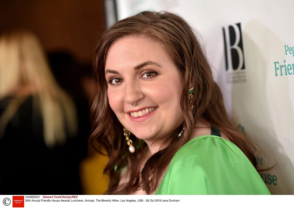 Wygląda na to, że Lena Dunham przekuła nos, a błyszczący element to po prostu kolczyk. Wygląda na to, że Lena Dunham przekuła nos, a błyszczący element to po prostu kolczyk.