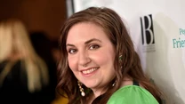 Wygląda na to, że Lena Dunham przekuła nos, a błyszczący element to po prostu kolczyk. 