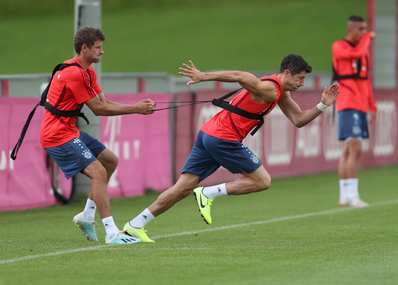 Thomas Mueller i Robert Lewandowski - zabójczy duet napastników Bayernu