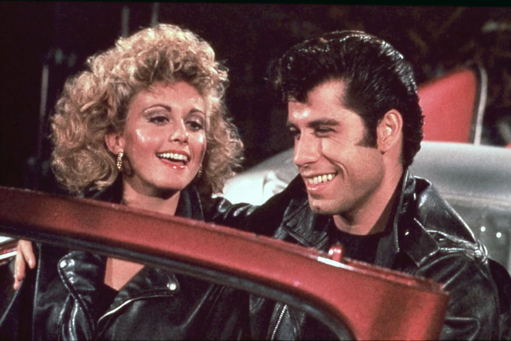 Kostium Olivii, który pojawi się na aukcji można podziwiać w jednej z ostatnich scen "Grease". Wtedy to Sandy (grana przez Olivię Newton-John) przekształciła się z grzecznej uczennicy w pewną siebie kobietę. Kostium Olivii, który pojawi się na aukcji można podziwiać w jednej z ostatnich scen "Grease". Wtedy to Sandy (grana przez Olivię Newton-John) przekształciła się z grzecznej uczennicy w pewną siebie kobietę.