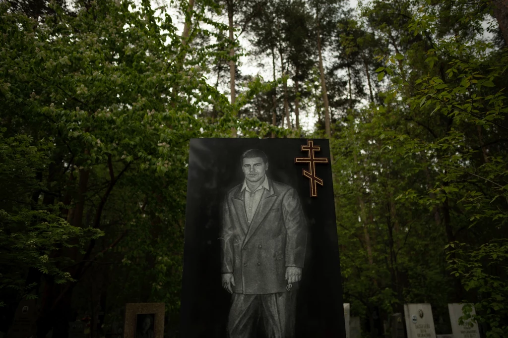 Cmentarz mafii w Jekaterynburgu (Rosja) Na cmentarzu Szirokorechenskoje ostatnie miejsce spoczynku znajdują... ojcowie chrzestni mafii, która nadal prężnie działa w Jekaterynburgu. Na nagrobkach wielkości dorosłego mężczyzny możemy podziwiać portrety mafiosów, którym często towarzyszą samochody lub inne atrybuty luksusu. Cmentarz mafii w Jekaterynburgu (Rosja) Na cmentarzu Szirokorechenskoje ostatnie miejsce spoczynku znajdują... ojcowie chrzestni mafii, która nadal prężnie działa w Jekaterynburgu. Na nagrobkach wielkości dorosłego mężczyzny możemy podziwiać portrety mafiosów, którym często towarzyszą samochody lub inne atrybuty luksusu.