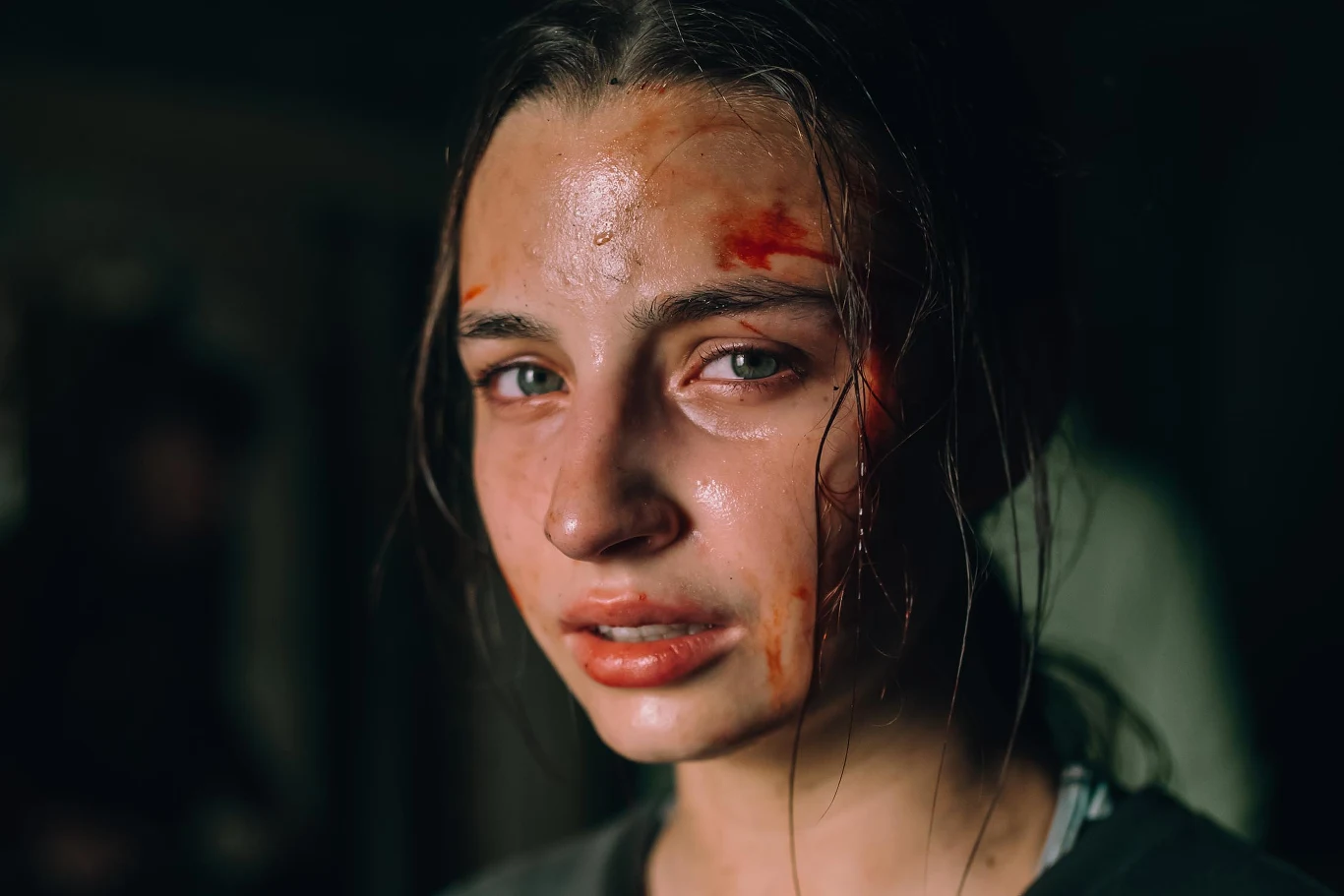 "W lesie dziś nie zaśnie nikt" to slasher, więc widzowie mogą się spodziewać, że na ekranie polecą głowy i poleje się krew, a wielu bohaterów nie dotrwa do finału. Twórcy pod drapieżną otoczką puszczają oko do widza i z dystansem odnoszą się do otaczającej nas rzeczywistości, ironicznie komentując nastroje społeczne.  
