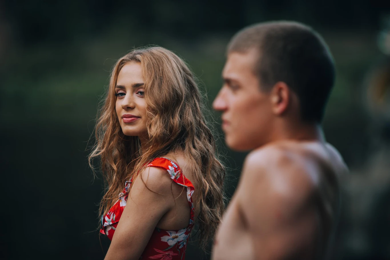 Akcja filmu rozpoczyna się dość niewinnie - grupa nastolatków uzależnionych od technologii trafia na... obóz offline. Wspólna wędrówka po lasach bez dostępu do smartfonów nie zakończy się jednak tak, jak zaplanowali to organizatorzy. Będą musieli zawalczyć o prawdziwe życie z czymś, czego nie widzieli nawet w najciemniejszych zakamarkach internetu. W obliczu czyhającego w lesie śmiertelnego niebezpieczeństwa odkryją, czym jest prawdziwa przyjaźń, miłość i poświęcenie. Czy wyjdą z tego cało, czy w krwistych kawałeczkach?
