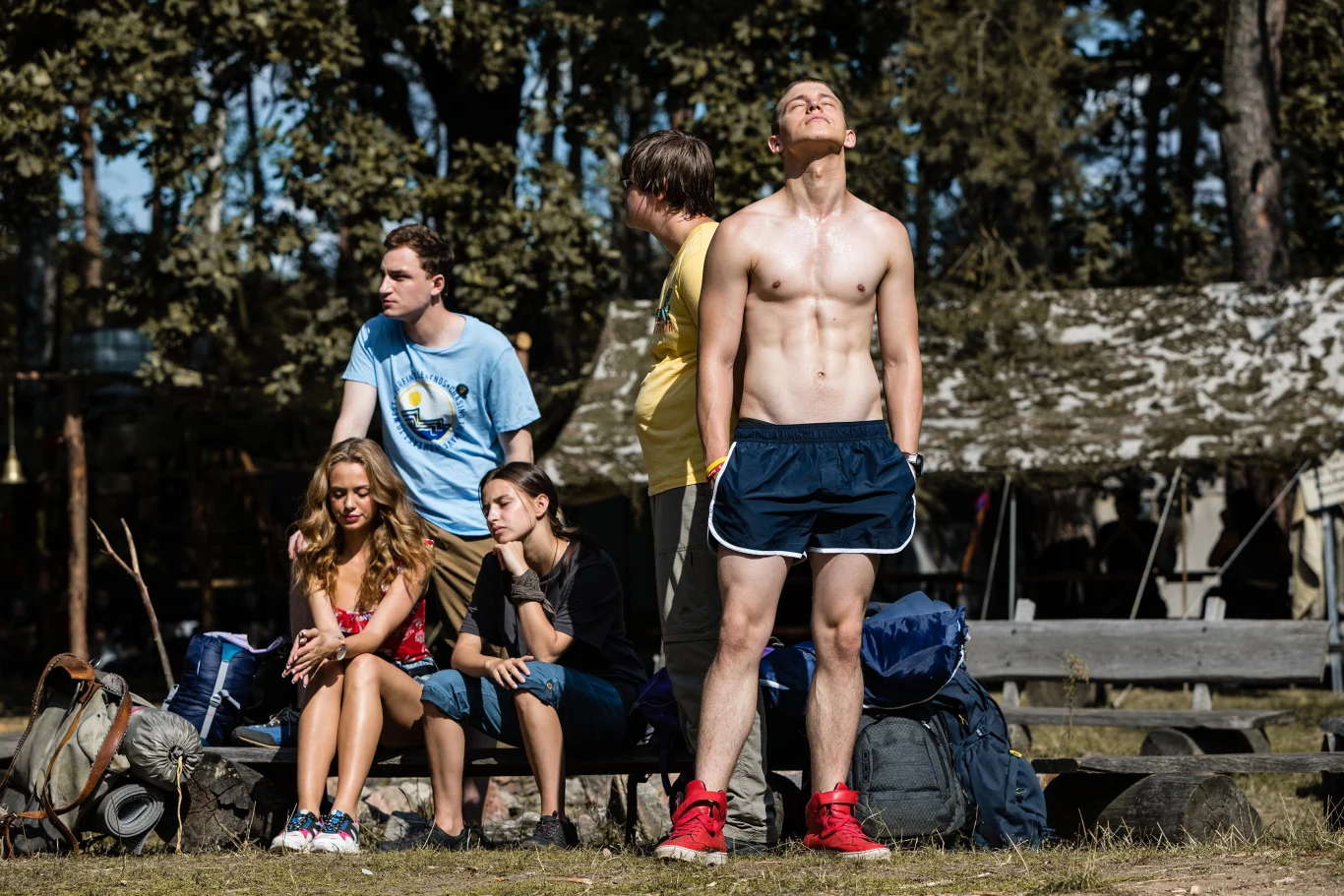 "W lesie dziś nie zaśnie nikt" to film stworzony z pasji, wykreowany przez zapalonych koneserów gatunku. Reżyserem filmu jest Bartosz M. Kowalski, autor głośnego "Placu zabaw", który został nagrodzony za najlepszy debiut na festiwalu filmowym w Gdyni i został okrzyknięty najbardziej kontrowersyjnym polskim filmem ostatnich lat. 