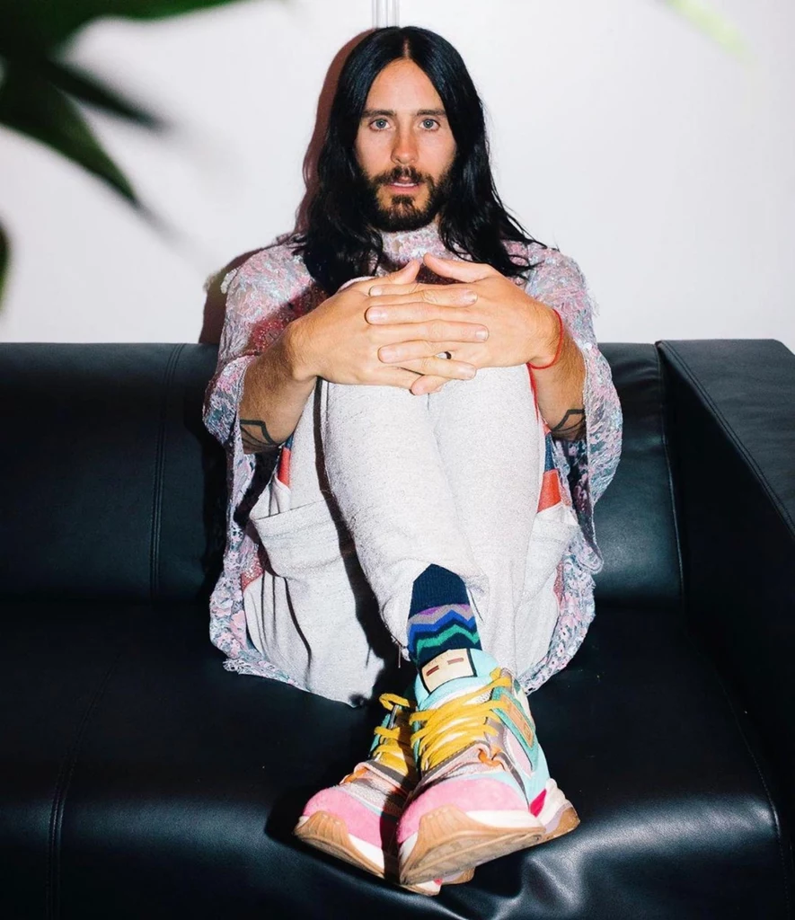 Jared Leto bardzo lubi eksperymentować z wizerunkiem. Obecnie stawia na dłuższe ciemne włosy, ale kilkanaście lat temu jego fryzura miała inny charakter 