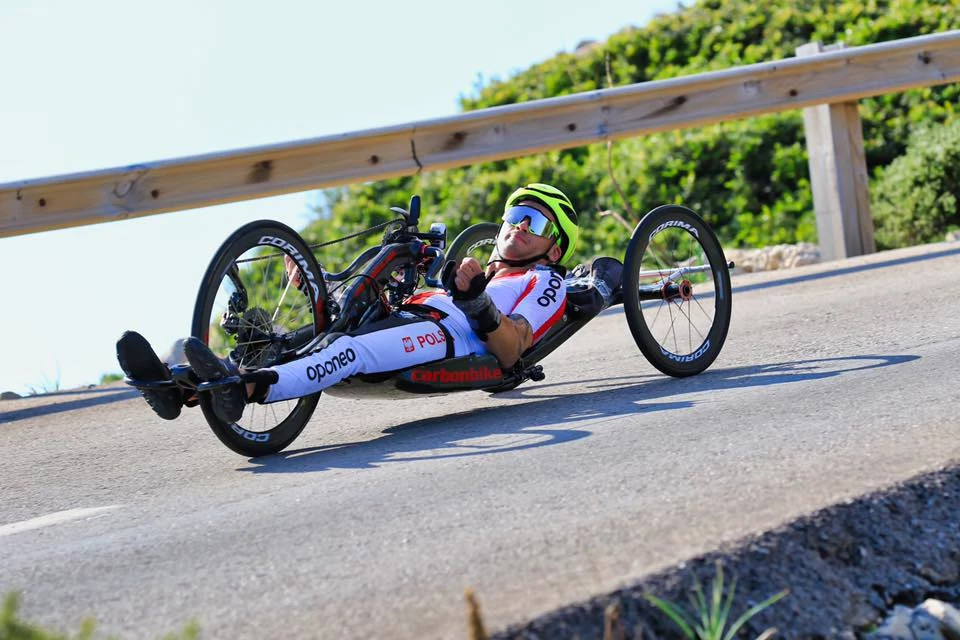 Rafał Mikołajczyk to paraolimpijczyk, poruszający się na specjalistycznym rowerze / Fot: Facebook