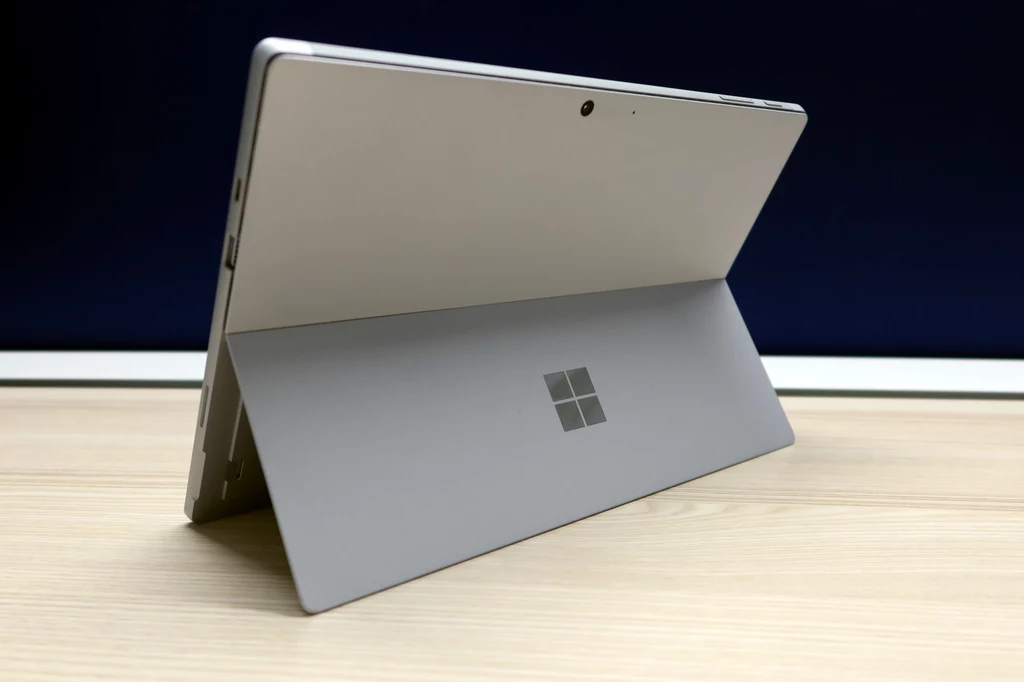 Microsoft Surface Pro 7  korzysta z bardzo wygodnej i praktycznej podstawki