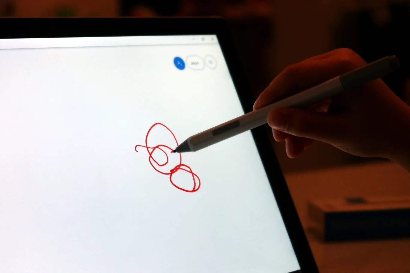 Pióro Surface to nadal fantastyczny dodatek - od robienia notatek, przez profesjonalne szkice, na zabawie z dziećmi kończąc Pióro Surface to nadal fantastyczny dodatek - od robienia notatek, przez profesjonalne szkice, na zabawie z dziećmi kończąc