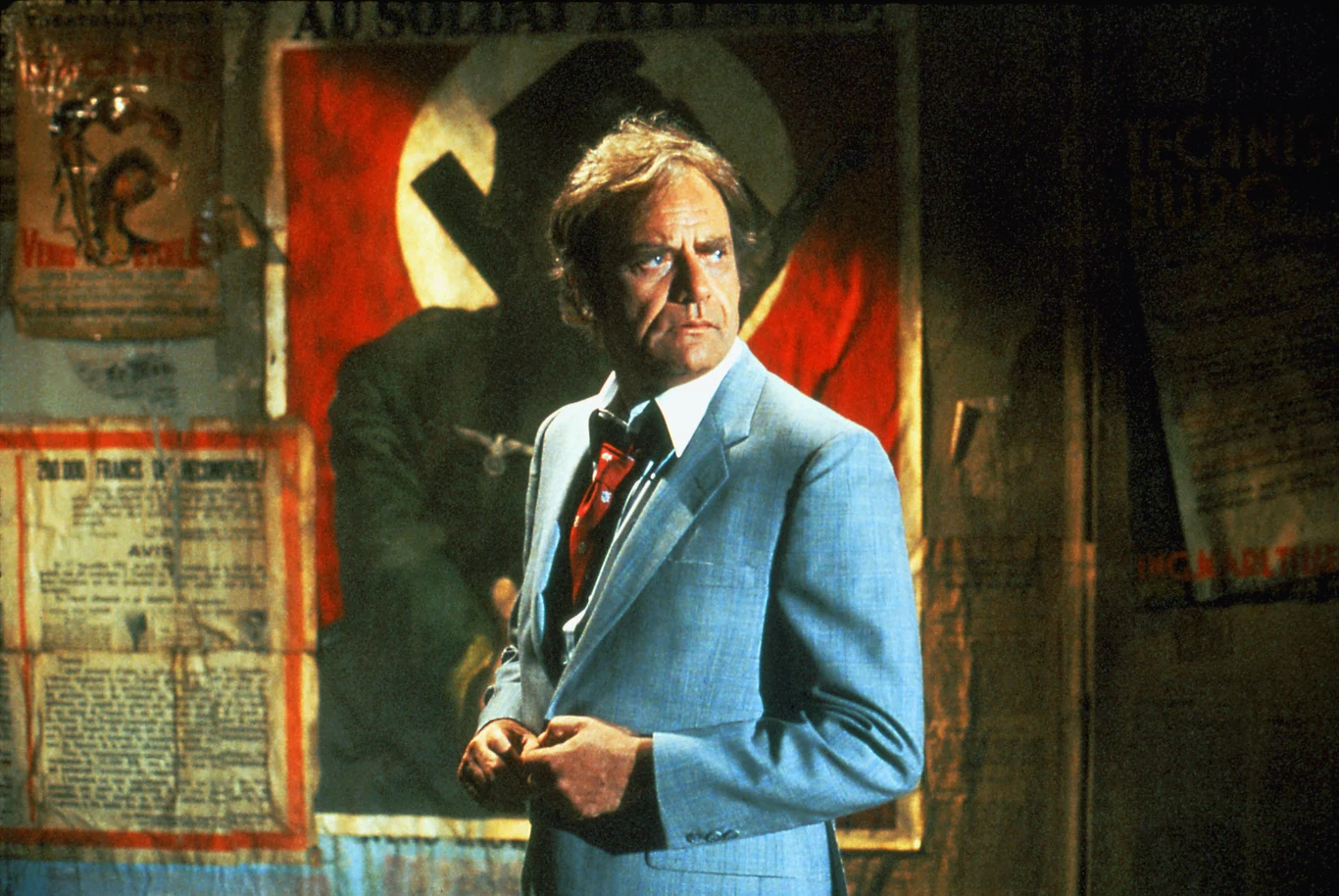 Amerykański aktor Vic Morrow zginał na planie filmu Johna Landisa "Strefa mroku" (1982). Podczas realizacji sceny, w której jego protagonista z dwójką wietnamskich sierot próbuje uciec przed amerykańskimi żołnierzami, lecący nad bohaterami śmigłowiec wskutek pirotechnicznej awarii runął nagle w dół, zabijając całą trójkę. Wietnamska dziewczynka została zmiażdżona przez maszynę, podczas gdy łopata głównego wirnika śmigłowca odcięła Morrowowi głowę a drugiemu z wietnamskich dzieci - rękę oraz tułów. 