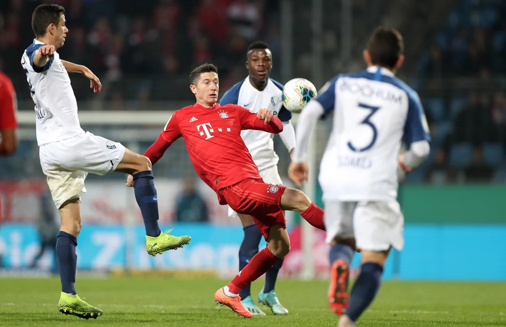 Robert Lewandowski walczy z piłkarzami Bochum