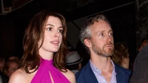 Anne Hathaway i Adam Shulman pobrali się w 2012 roku. Są szczęśliwym małżeństwem od 7 lat, a 24 marca 2016 roku w Los Angeles na świecie pojawił się ich syn, Jonathana Rosebanks Shulman. W lipcu 2019 roku para ogłosiła, że spodziewa się kolejnego dziecka. 

fot. Janet Mayer / SplashNews.com/East News 