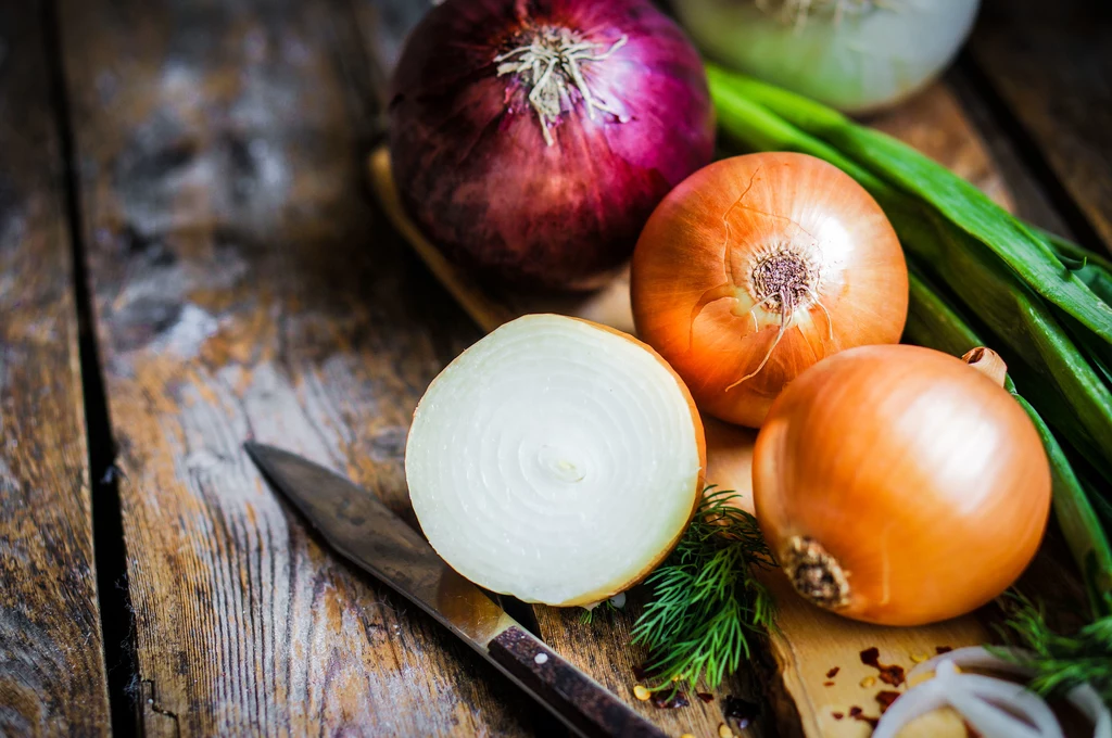 Papka z cebuli pomoże w walce z przetłuszczającą się cerą