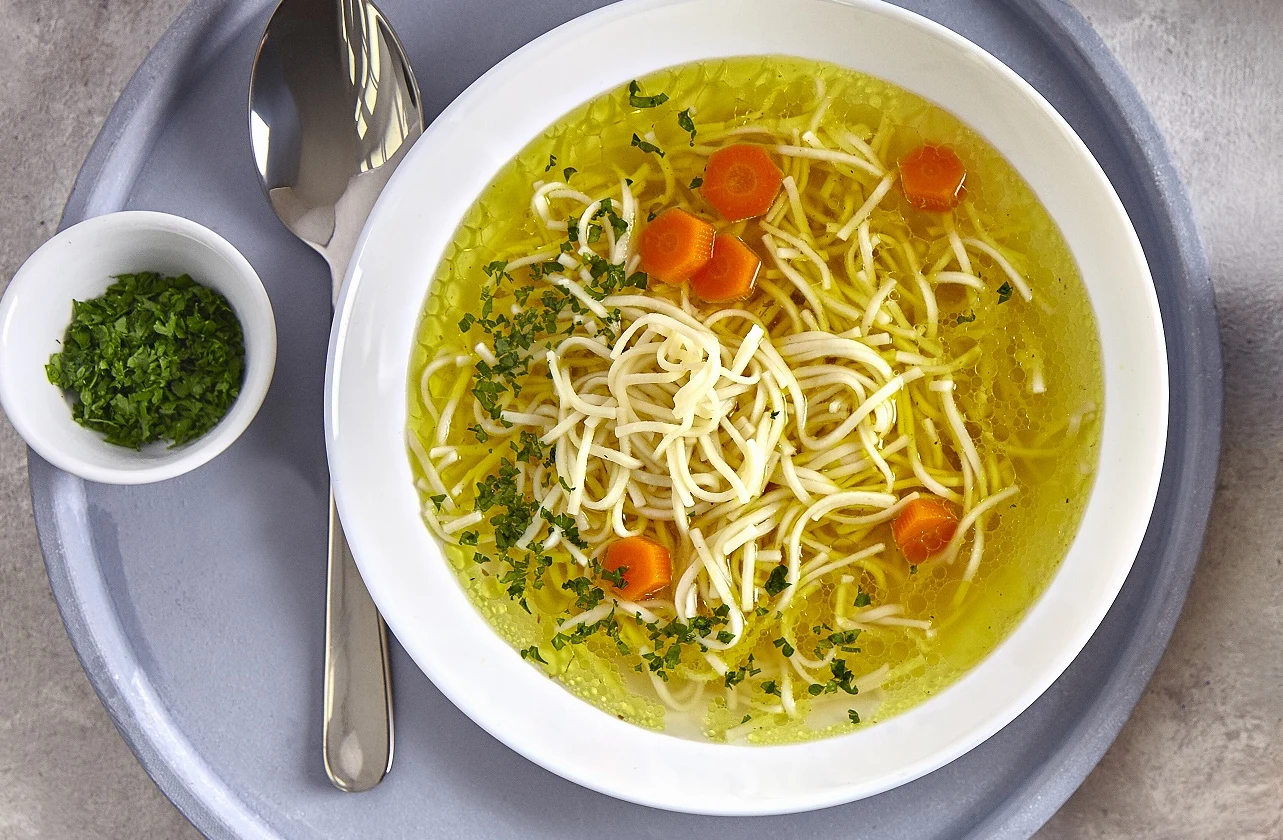 Rosół po śląsku zachwyca bogatą konsystencją oraz smakiem