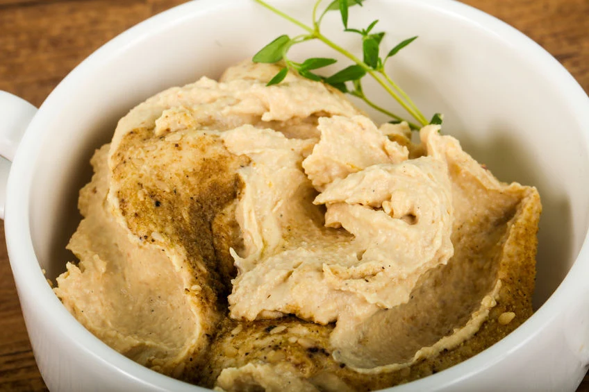Hummus warto włączyć do codziennej diety z uwagi na dużą zawartość błonnika, białka, żelaza, cynku i kwasu foliowego