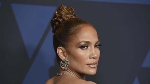 Jennifer Lopez zdaje się wciąż opierać upływowi czasu - mając 50 lat paradoksalnie wygląda na 30-latkę. Można powiedzieć, że z każdym rokiem prezentuje się jeszcze lepiej. Czary?

fot. KEVIN WINTER/Getty AFP/East News