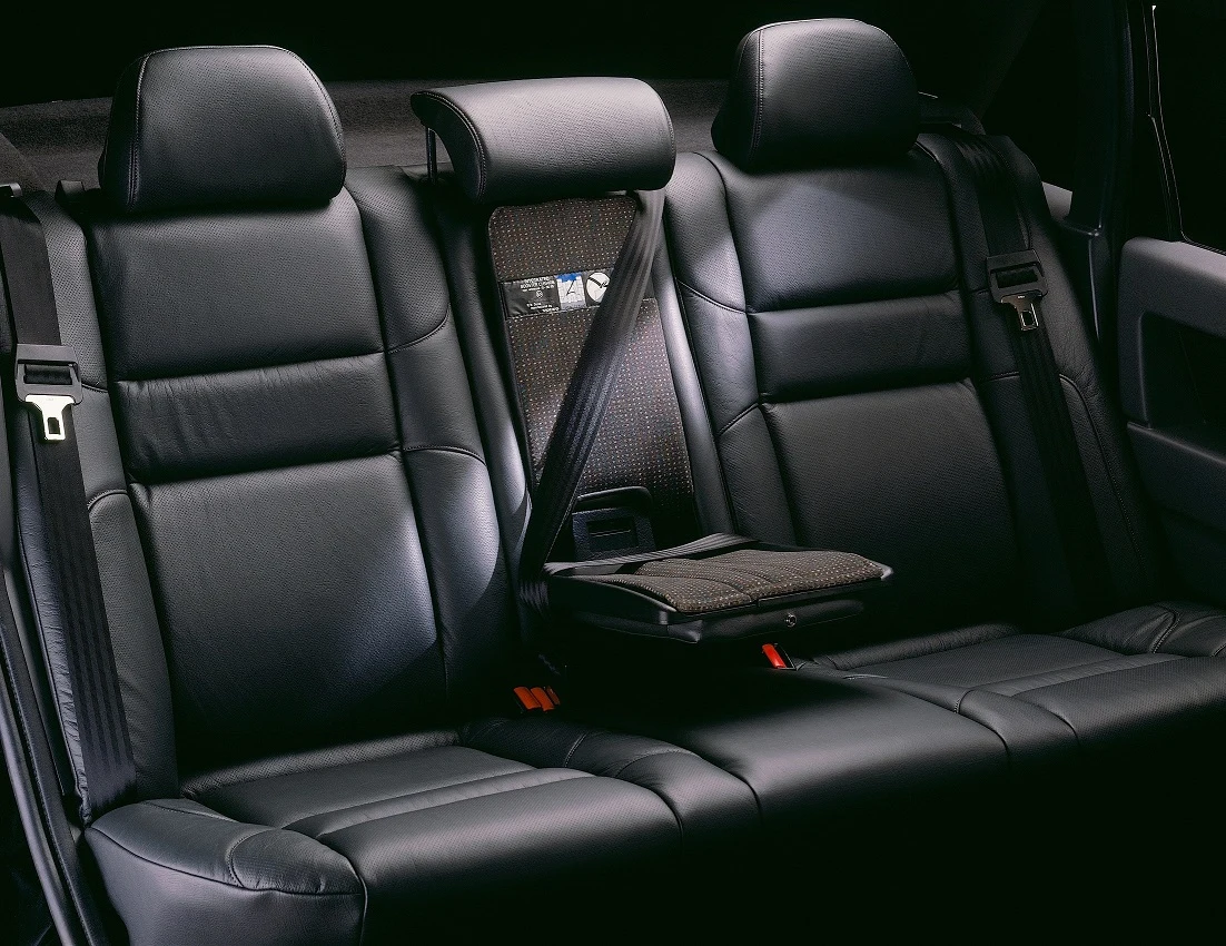 Wątkiem szczególnie istotnym dla właścicieli samochodów jest bezpieczeństwo najmłodszych pasażerów. Jednym z pomysłów, który miał podwyższyć standardy w tej kwestii, były wbudowane foteliki dla dzieci. Montowane są w wybranych modelach takich marek jak BMW, Volvo, Ford czy Volkswagen. Testy bezpieczeństwa jednoznacznie wykazały jednak, że – mimo starań producentów – nie są one bezpieczne dla dzieci. Nawet marki, które mają je w ofercie, rekomendują kupno fotelików wiodących firm, spełniających najwyższe normy bezpieczeństwa, a stosowanie fotelika zintegrowanego polecają okazjonalnie. Zarówno testy ADAC, jak i Euro NCAP potwierdziły, że nawet foteliki z najdroższych modeli samochodów nie chronią dzieci w takim stopniu, jak te oferowane przez firmy specjalizujące się w ich produkcji. Jak podkreślają eksperci, to rozwiązanie rodzi też sporo wątpliwości związanych z niemożliwością personalizacji. Tradycyjne foteliki dobierane są przez profesjonalistów zarówno pod kątem modeli samochodów, jak i wymiarów małych pasażerów, gwarantując m.in. prawidłowe prowadzenie pasów, które jest kluczowe w razie kolizji. W przypadku fotelików wbudowanych nie ma takiej możliwości.