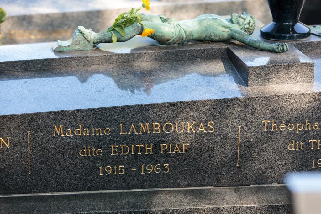 Wiele nagrobków to neogotyckie, klasycystyczne i secesyjne perły architektury. Uroku miejscu dodaje wszechobecna zieleń. Dzięki temu Père-Lachaise jest nie tylko zabytkowym cmentarzem, lecz także nastrojowym ogrodem. Na zdjęciu grób Edith Piaf Magda Pinkwart Źródło: Na Żywo Wiele nagrobków to neogotyckie, klasycystyczne i secesyjne perły architektury. Uroku miejscu dodaje wszechobecna zieleń. Dzięki temu Père-Lachaise jest nie tylko zabytkowym cmentarzem, lecz także nastrojowym ogrodem. Na zdjęciu grób Edith Piaf Magda Pinkwart Źródło: Na Żywo