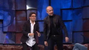 Łukasz Simlat już zbierał się do wyjścia... Kadr z programu "Kuba Wojewódzki"