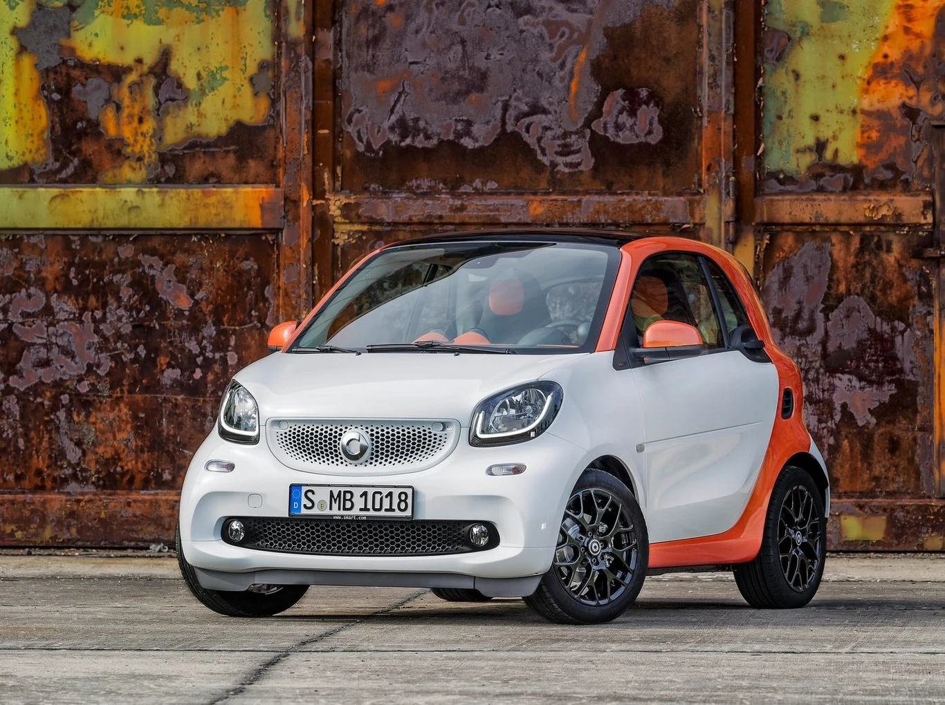 Proste w użytkowaniu, oszczędne i bardzo praktyczne w miastach – to główne zalety mikrosamochodów. Ze wszystkich plusów szczególnie wysoko ceniona przez kierowców jest możliwość łatwego zaparkowania w zakorkowanych centrach dużych miast. Chociaż zamysł dotyczący wprowadzania bardzo małych samochodów był dobry, to jednak nie sprawdzał się on na skalę, jakiej spodziewali się producenci. Znamienny może być fakt, że koncern Daimler, produkujący Smarta – jeden z najbardziej charakterystycznych mikrosamochodów – poważnie rozważa całkowite wycofanie tych aut ze sprzedaży. Jednym z głównych czynników jest stosunkowo wysoka cena, która, szczególnie w Polsce, stanowi problem dla wielu kierowców. Za takie auto w wersji używanej trzeba zapłacić około 40 tysięcy złotych. To kwota, za jaką można już kupić naprawdę dobrze wyposażony, nieduży samochód miejski z segmentu B. Nowe samochody kosztują zdecydowanie więcej i dlatego kupujący wybierają bardziej praktyczne modele, które sprawdzą się nie tylko podczas parkowania w zakorkowanym centrum miasta, ale także podczas większych zakupów czy dalszych podróży.