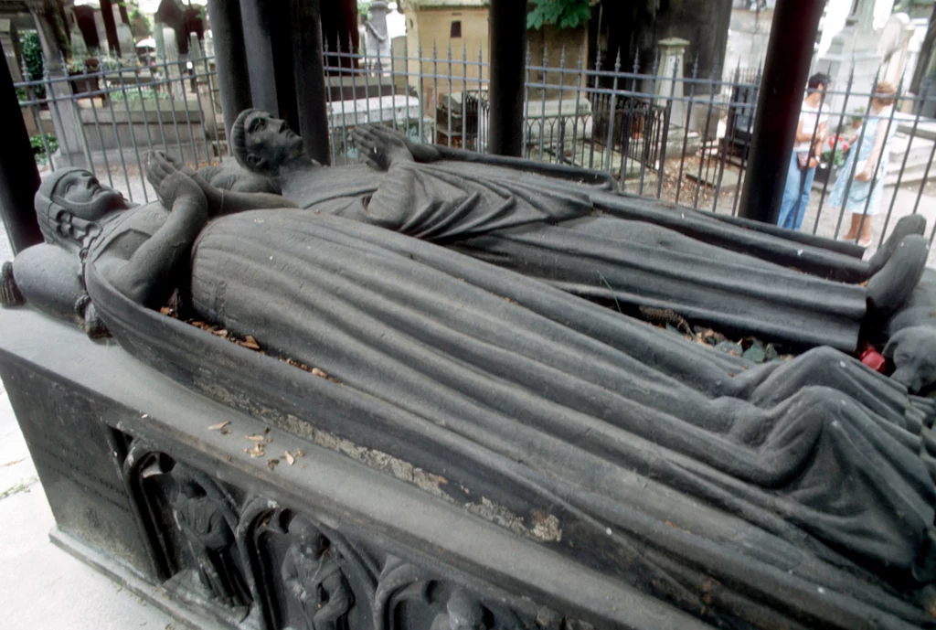 W 1817 r. do nekropolii przeniesiono więc szczątki słynnych średniowiecznych kochanków – Pierre’a Abelarda i jego ukochanej Heloizy. Ona była młodziutką szlachcianką, on jej nauczycielem. Oprócz statusu społecznego dzieliła ich bardzo duża różnica wieku. Kiedy rodzina panny postanowiła zakochanych rozdzielić, ci z rozpaczy wstąpili do klasztorów. Jednak przez wiele lat z sobą korespondowali, a ich przepełnione żarem listy miłosne należą do najpiękniejszych dzieł światowej literatury. W 1817 r. do nekropolii przeniesiono więc szczątki słynnych średniowiecznych kochanków – Pierre’a Abelarda i jego ukochanej Heloizy. Ona była młodziutką szlachcianką, on jej nauczycielem. Oprócz statusu społecznego dzieliła ich bardzo duża różnica wieku. Kiedy rodzina panny postanowiła zakochanych rozdzielić, ci z rozpaczy wstąpili do klasztorów. Jednak przez wiele lat z sobą korespondowali, a ich przepełnione żarem listy miłosne należą do najpiękniejszych dzieł światowej literatury.