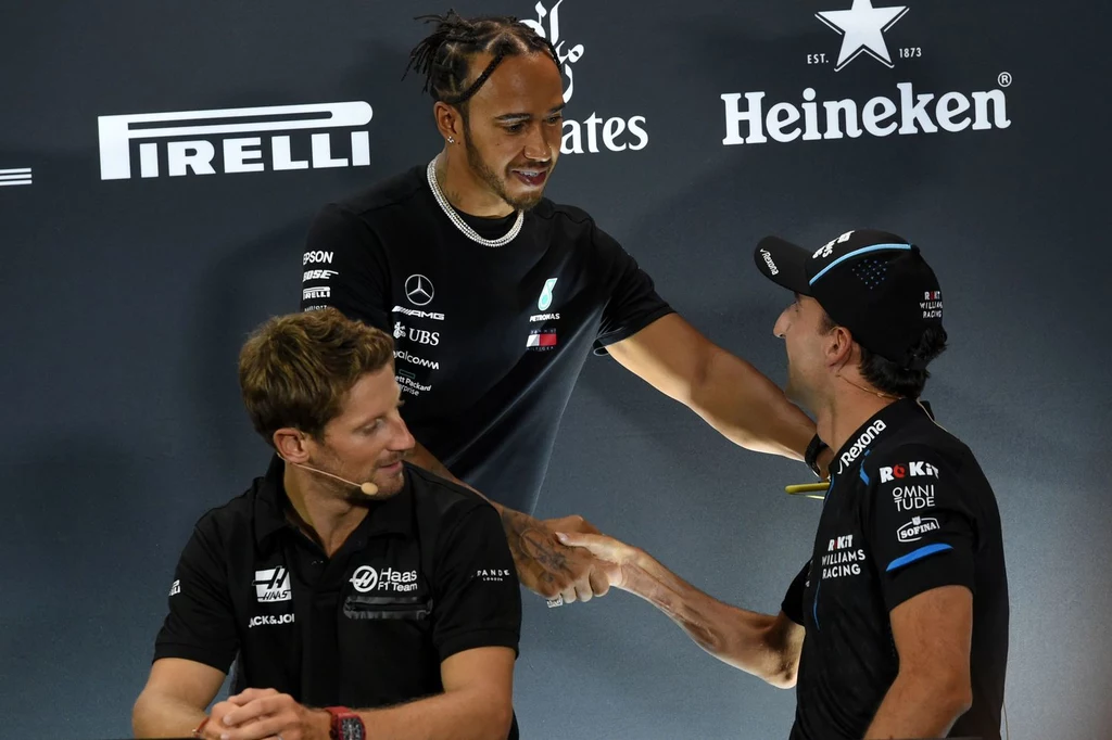 Lewis Hamilton (u góry) z Robertem Kubicą (z prawej) i Romainem Grosjeanem Lewis Hamilton (u góry) z Robertem Kubicą (z prawej) i Romainem Grosjeanem