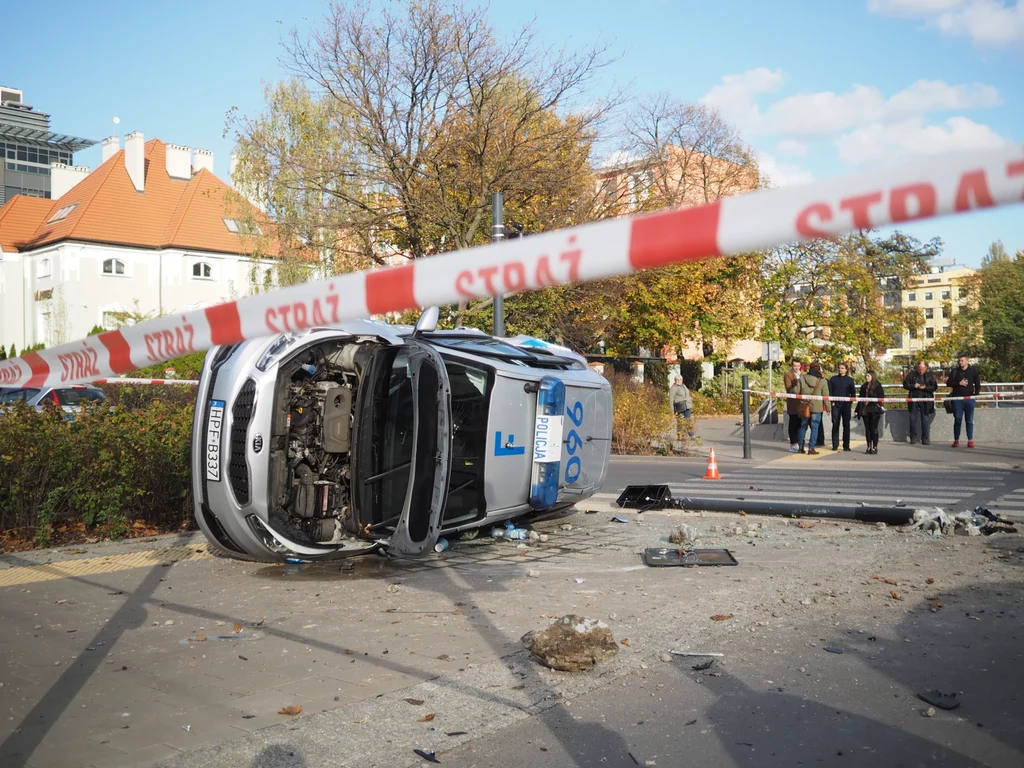 Radiowóz wywrócił się na bok