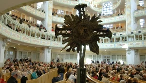Wierni podczas obchodów Dnia Reformacji w Frauenkirche w Niemczech