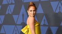 Jennifer Lopez wybrała luźna, elegancką sukienkę i jak zawsze wyglądała nieprawdopodobnie! 

Jak widać z taką urodą nie potrzeba wiele. Nie odsłoniła wiele ciała, a i tak rozpalała zmysły. 