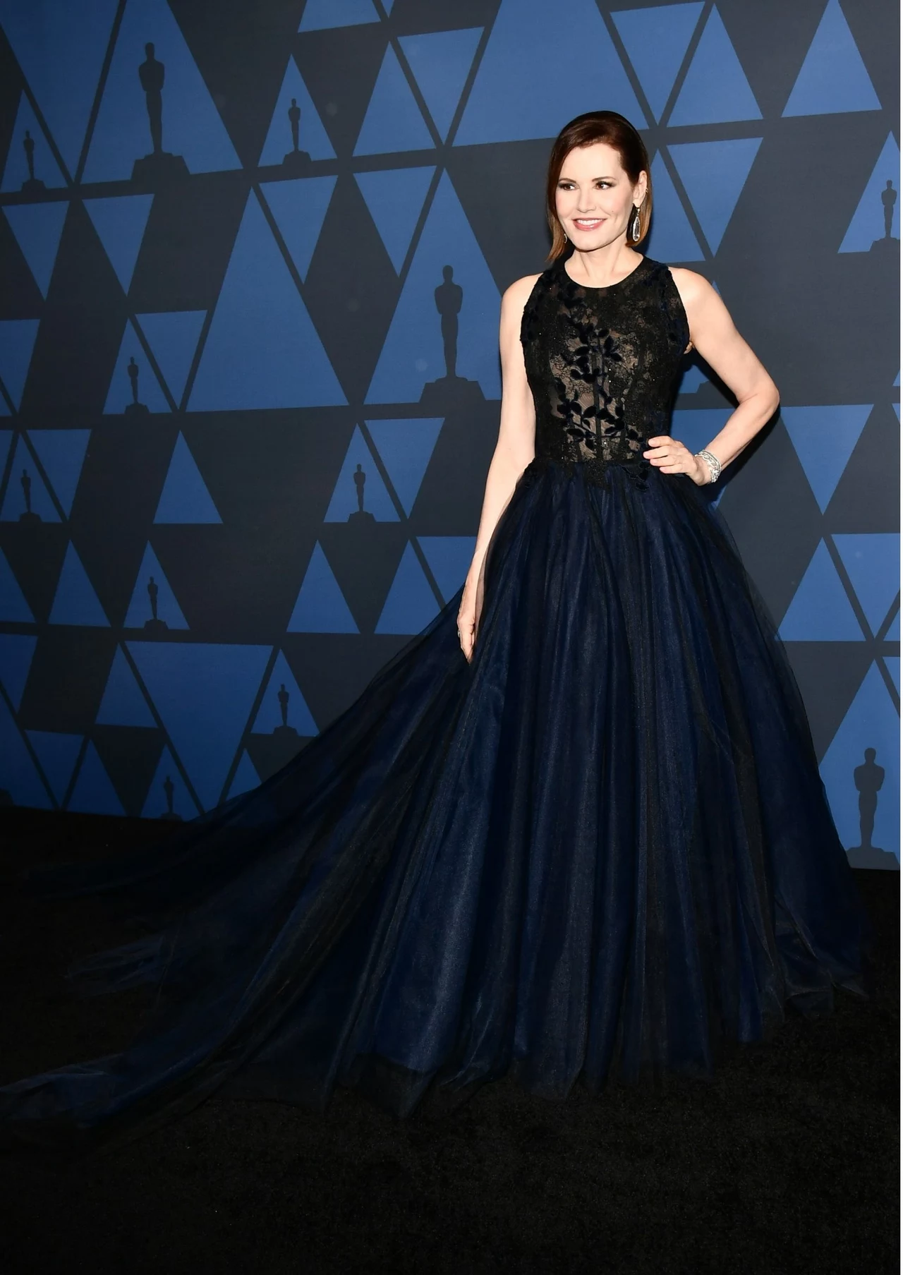 Geena Davis wybrała zupełnie inny styl. Postawiła na rozkloszowaną balową kreację. Gwiazda ma chyba w sobie coś z księżniczki. Być może powinna zagrać jakąś w filmie? Geena Davis wybrała zupełnie inny styl. Postawiła na rozkloszowaną balową kreację. Gwiazda ma chyba w sobie coś z księżniczki. Być może powinna zagrać jakąś w filmie?