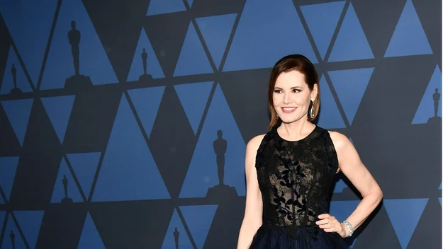 Geena Davis wybrała zupełnie inny styl. 

Postawiła na rozkloszowaną balową kreację. Gwiazda ma chyba w sobie coś z księżniczki. Być może powinna zagrać jakąś w filmie?