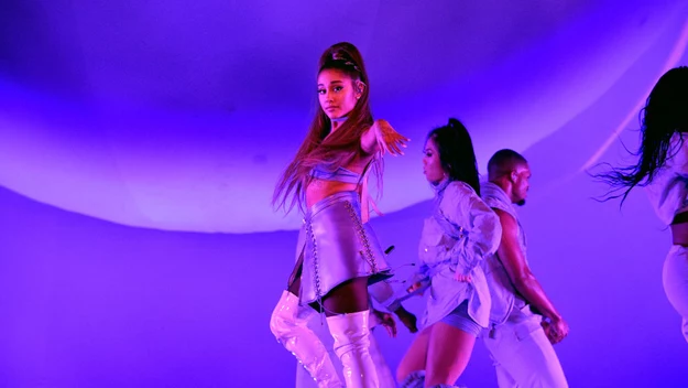 Od pewnego czasu krążą plotki, że Ariana Grande i Mikey Foster spotykają się ze sobą. Żadne z nich oficjalnie nie potwierdziło jednak  tych przypuszczeń.