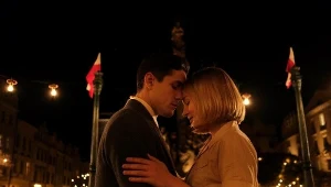 Jonah Hauer-King i Zofia Wichłacz w scenie z serialu "Świat w ogniu. Początki"