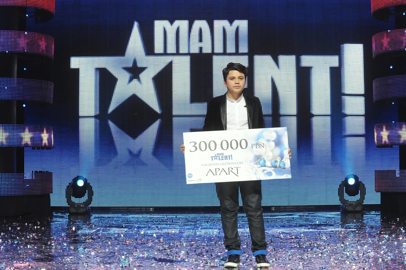 15-letni Adrian Makar wygrał siódmą edycję "Mam talent" (2014). Wychowanek domu dziecka chodzi do szkoły wojskowej, a później planuje medyczno-wojskowe studia w Łodzi. W "Dzień dobry TVN" (maj 2018 r.) zapewnił jednak, że muzyki nie zamierza nigdy porzucić.