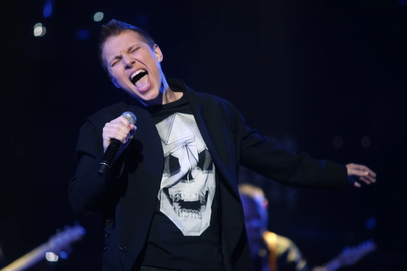 Kacper Sikora zwyciężył w 2011 roku w czwartej edycji "Mam talent". Wcześniej, ku rozczarowaniu wielu widzów nie przeszedł "bootcampu" w programie "X Factor". "Masz w sobie coś magicznego i potrafisz zahipnotyzować, jak stoisz na scenie. Jestem absolutnie pewien, że będziesz zarabiał na życie śpiewaniem" - oceniał ówczesny juror "Mam talent" Robert Kozyra. Wokalista wziął udział w kolejnej odsłonie projektu Yugopolis. Wraz ze swoim zespołem zaczął także przygotowywać debiutancką płytę, jednak wskutek nieporozumień z wydawcą ostatecznie nie doszło do jej wydania.