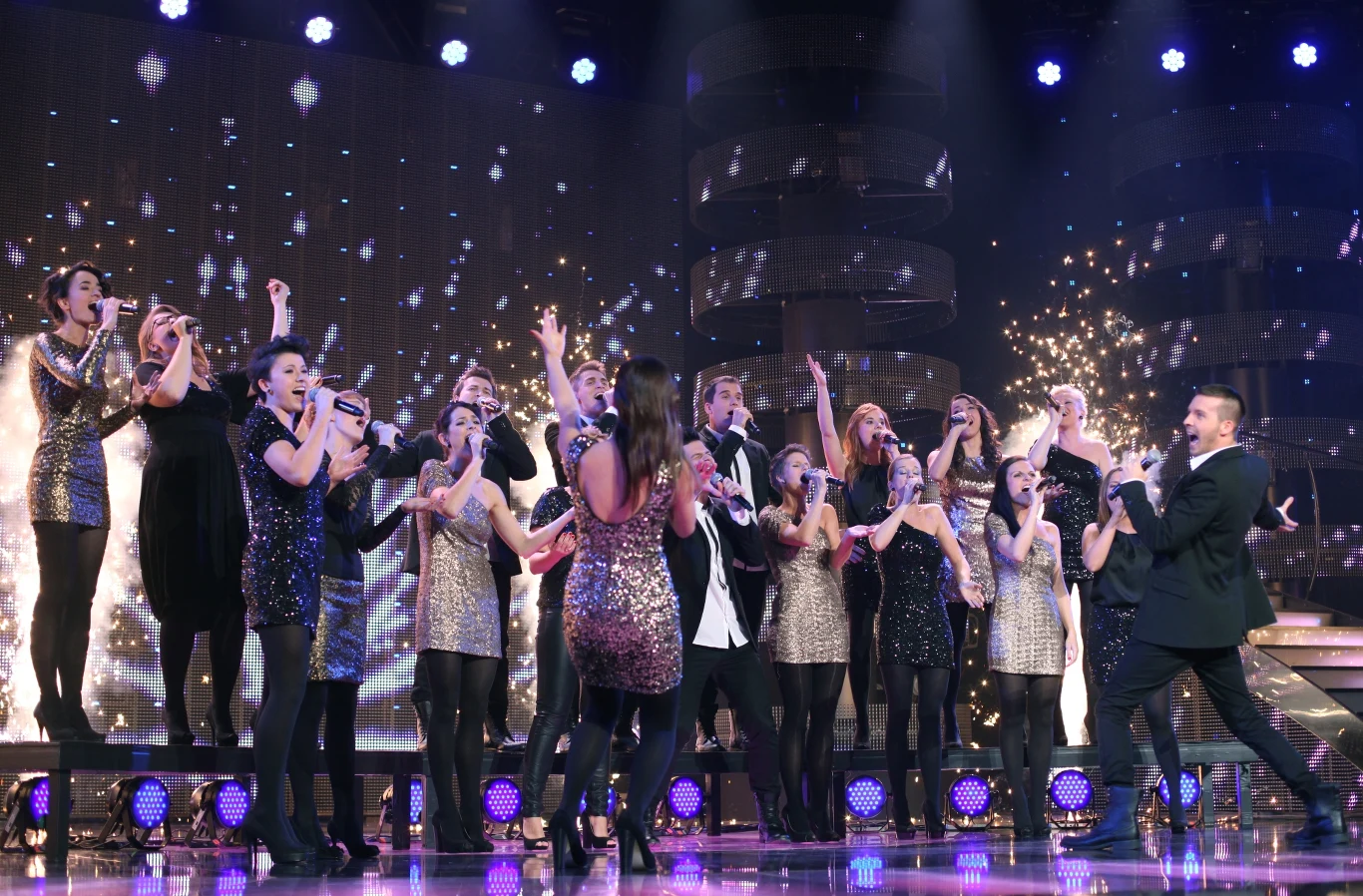 Sound'n'Grace to jeden z najpopularniejszych chórów w Polsce, który w dorobku ma dwie płyty: "Atom" (z Tabbem) i "Życzenia". Pierwszy album przyniósł takie przeboje, jak m.in. "Dach", "Możesz wszystko" i "Na pewno". Zespół współpracował z m.in. Sylwią Grzeszczak, Gromeem i Mateuszem Ziółką.