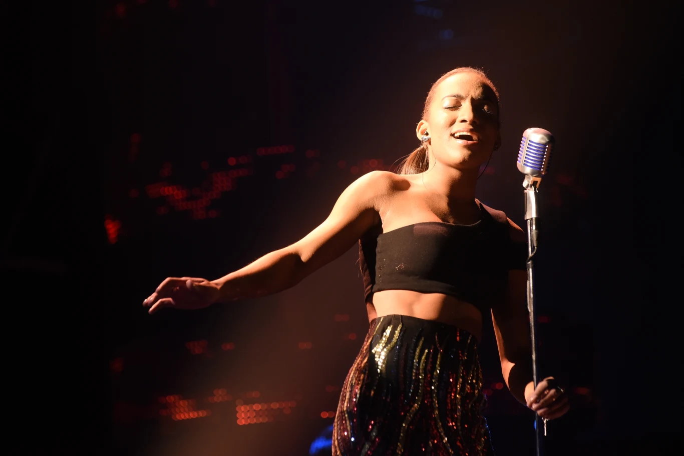 Natalia Capelik-Muianga w ósmej edycji "Mam talent" (2015) zajęła ostatecznie 8. miejsce. Trzy lata później pojawiła się w "The Voice of Poland", gdzie dotarła do ćwierćfinału. Głośno zrobiło się o niej ponownie, gdy zaśpiewała piosenkę "Kim naprawdę jesteś" (w oryginalne De Mono) promującą reaktywowany program "Big Brother". Ojcem Natalii jest Joel Perdo Muianga, główny bohater teledysku "Makumba" zespołu Big Cyc. 